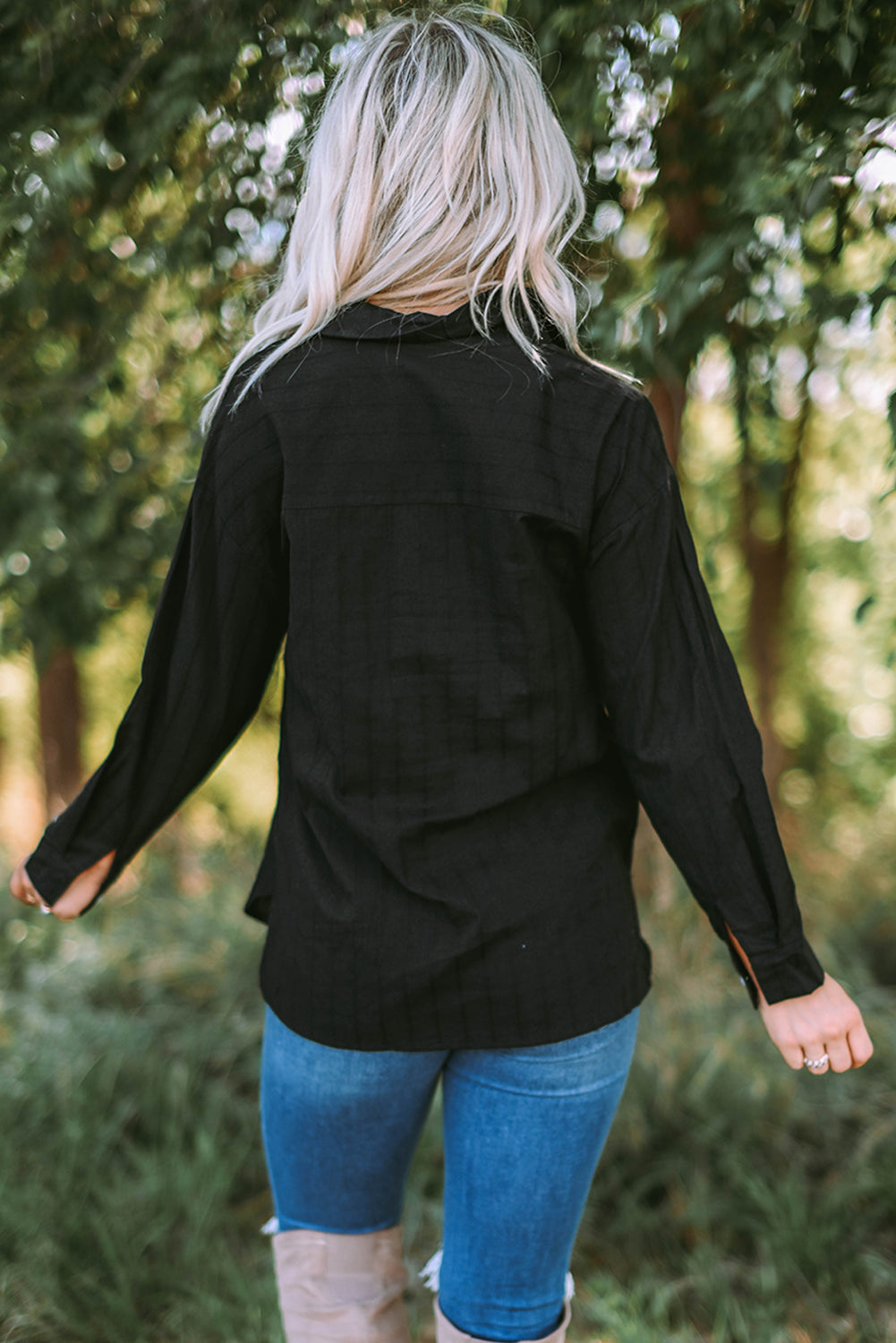 Chemise à manches longues texturée bleue avec poche boutonnée