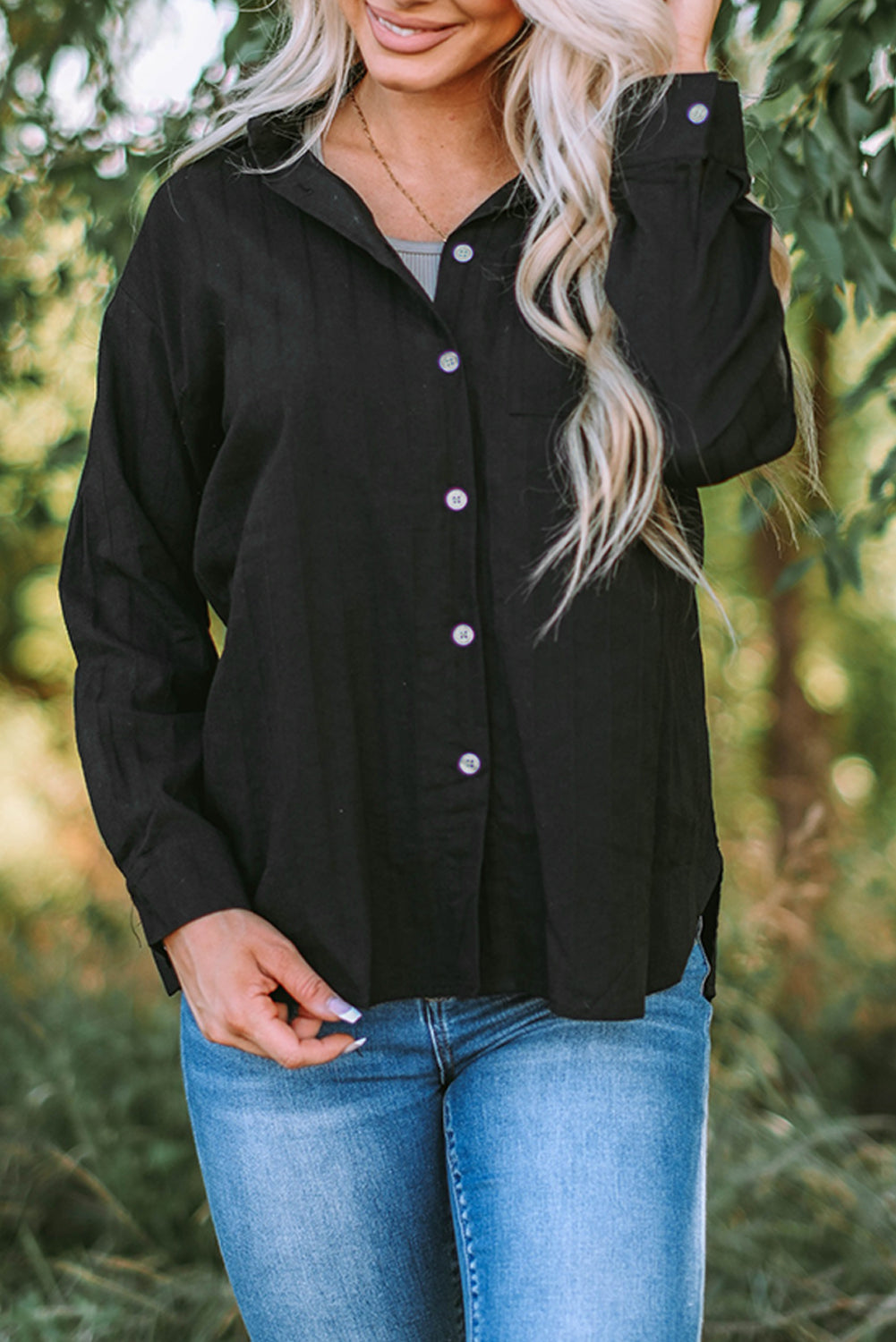 Chemise à manches longues texturée bleue avec poche boutonnée
