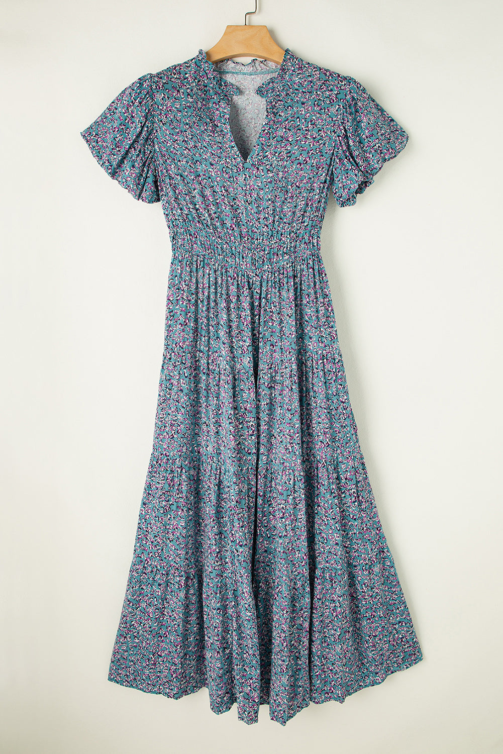Robe longue bleue imprimée à col en V et froncée à manches courtes bouffantes