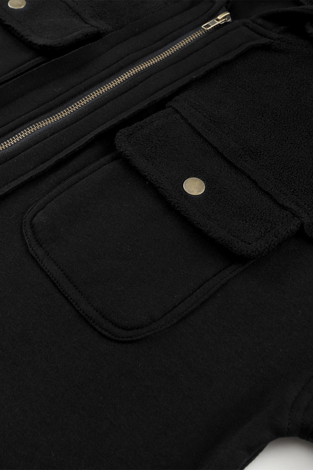 Jaqueta cinza com aba e bolso com cordão e capuz com zíper