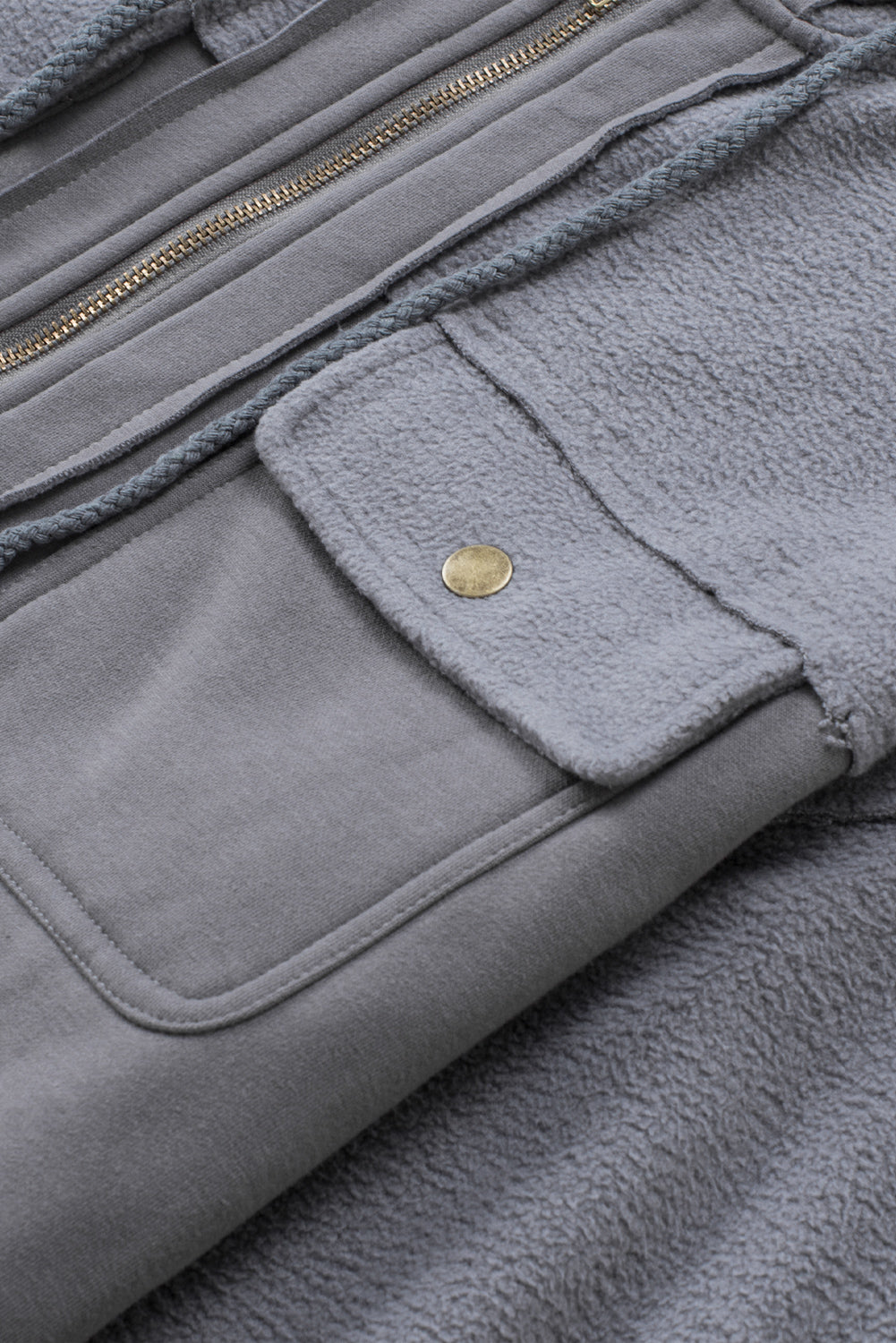 Jaqueta cinza com aba e bolso com cordão e capuz com zíper