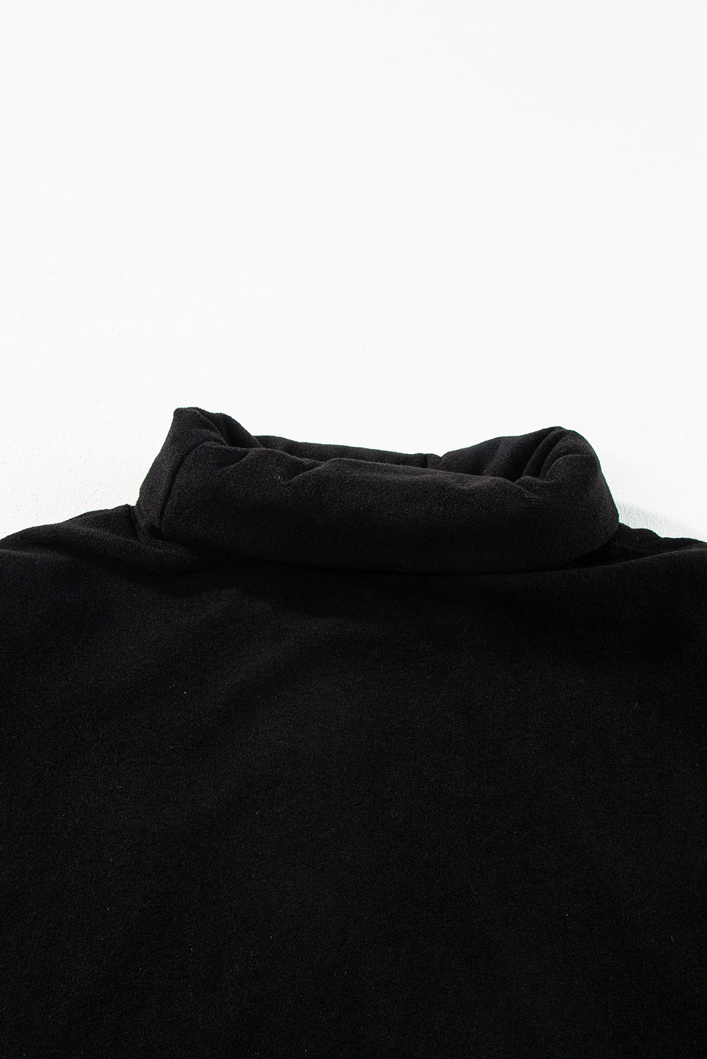 Tenue de gilet sans manches à col haut noir et pantalon cargo