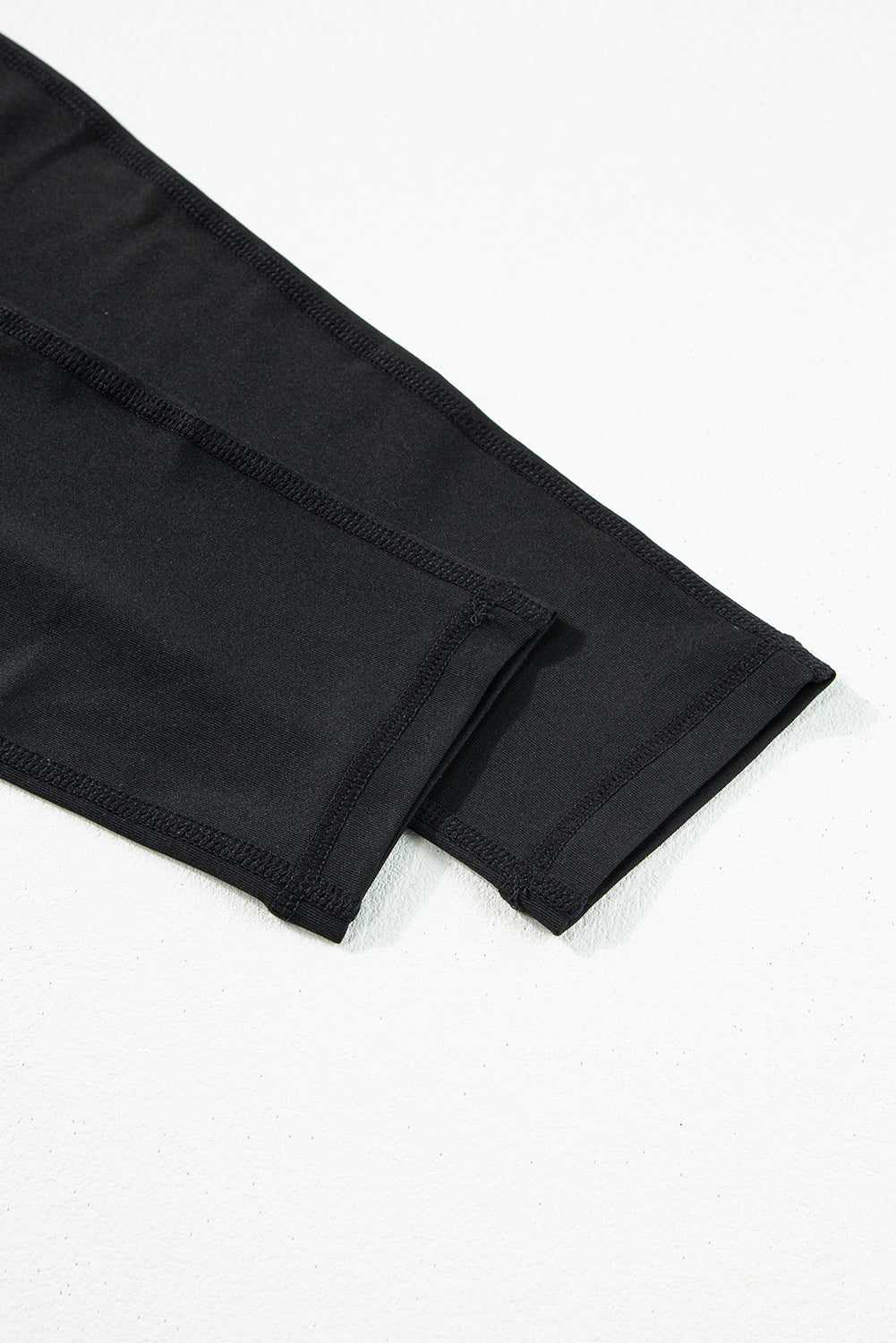 Combinaison de sport noire taille haute, dos nu, poches latérales