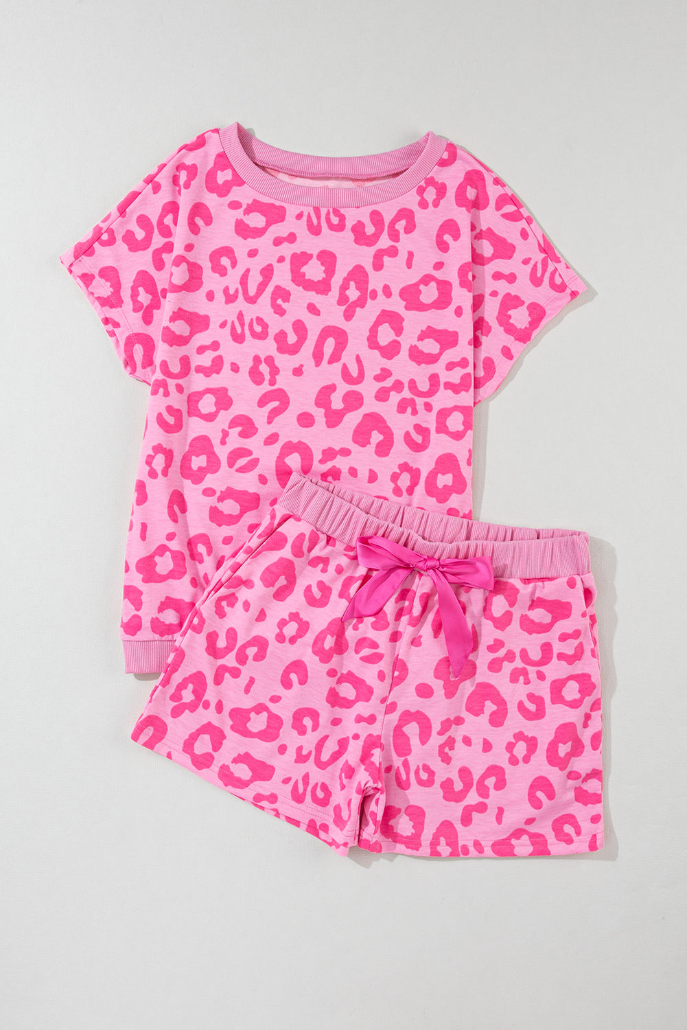 Conjunto Lounge com camiseta rosa com estampa de leopardo e shorts com gravata de cetim