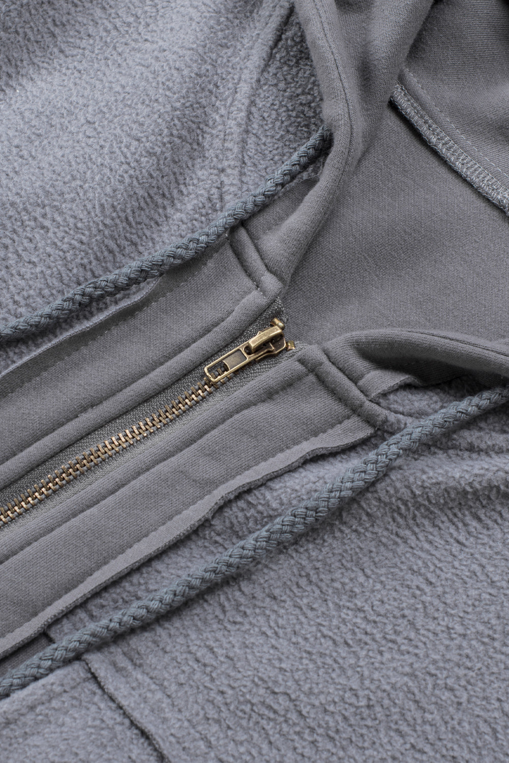 Jaqueta cinza com aba e bolso com cordão e capuz com zíper