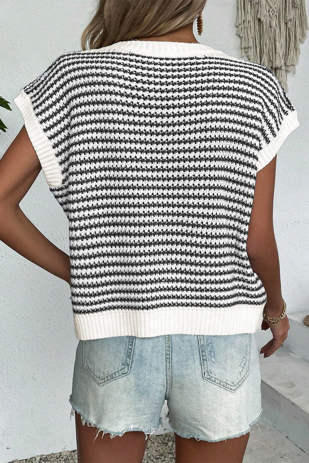 Gilet pull tricoté coupe ample à rayures noires et bordure côtelée