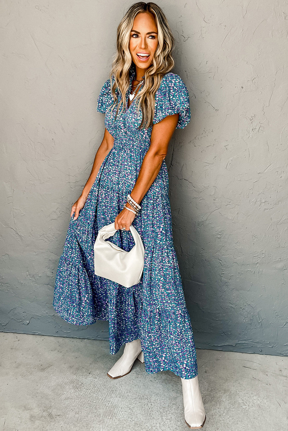 Robe longue bleue imprimée à col en V et froncée à manches courtes bouffantes