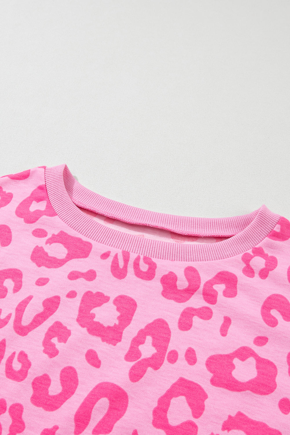 Conjunto Lounge com camiseta rosa com estampa de leopardo e shorts com gravata de cetim