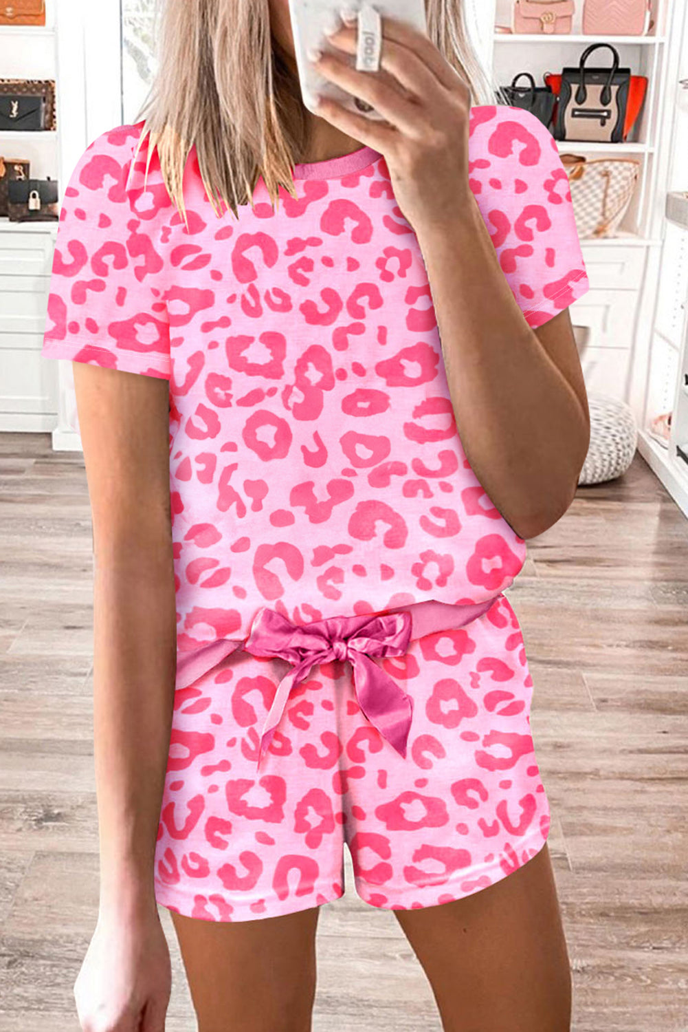 Conjunto Lounge com camiseta rosa com estampa de leopardo e shorts com gravata de cetim