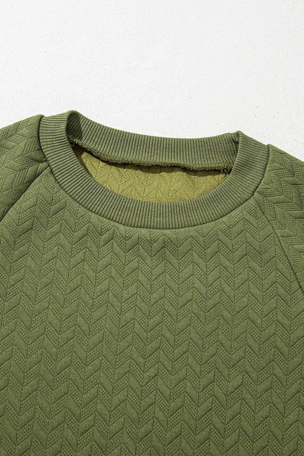 Suéter pulôver de manga raglan com textura sólida castanha