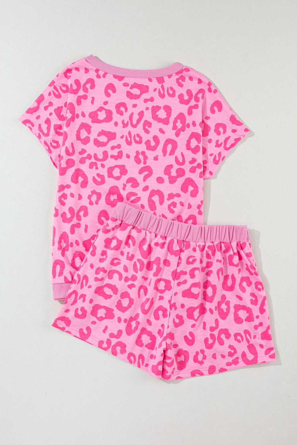 Conjunto Lounge com camiseta rosa com estampa de leopardo e shorts com gravata de cetim
