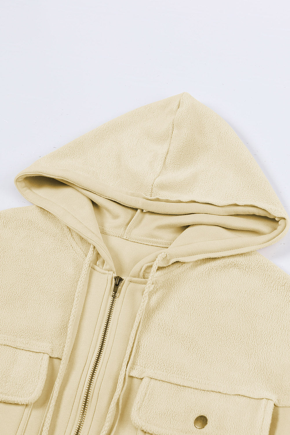 Jaqueta cinza com aba e bolso com cordão e capuz com zíper