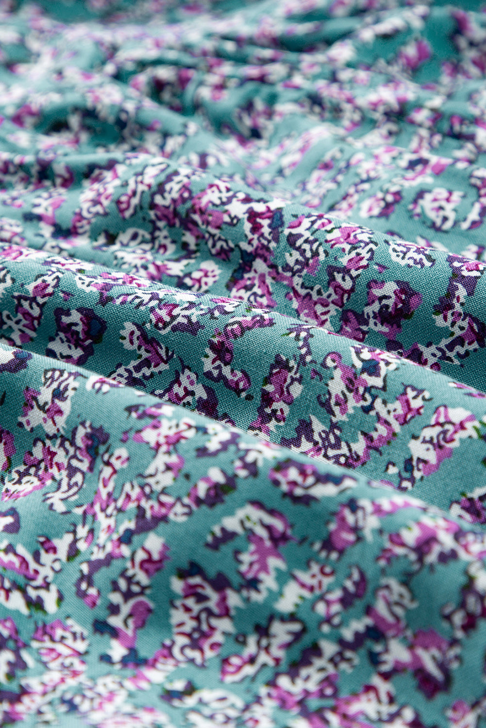 Robe longue bleue imprimée à col en V et froncée à manches courtes bouffantes