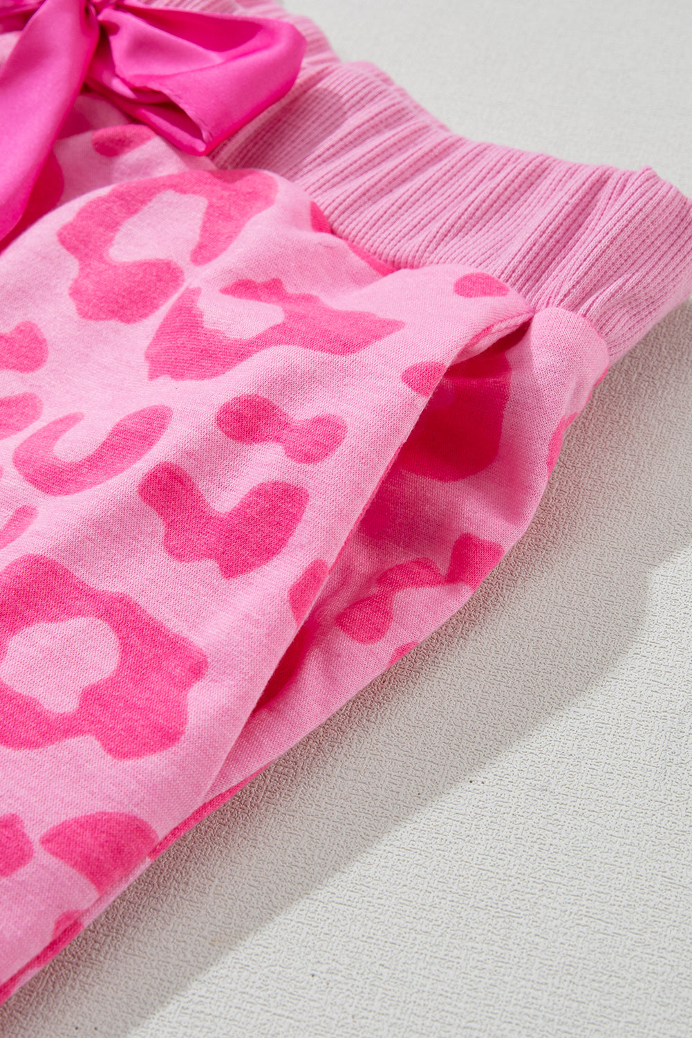 Conjunto Lounge com camiseta rosa com estampa de leopardo e shorts com gravata de cetim