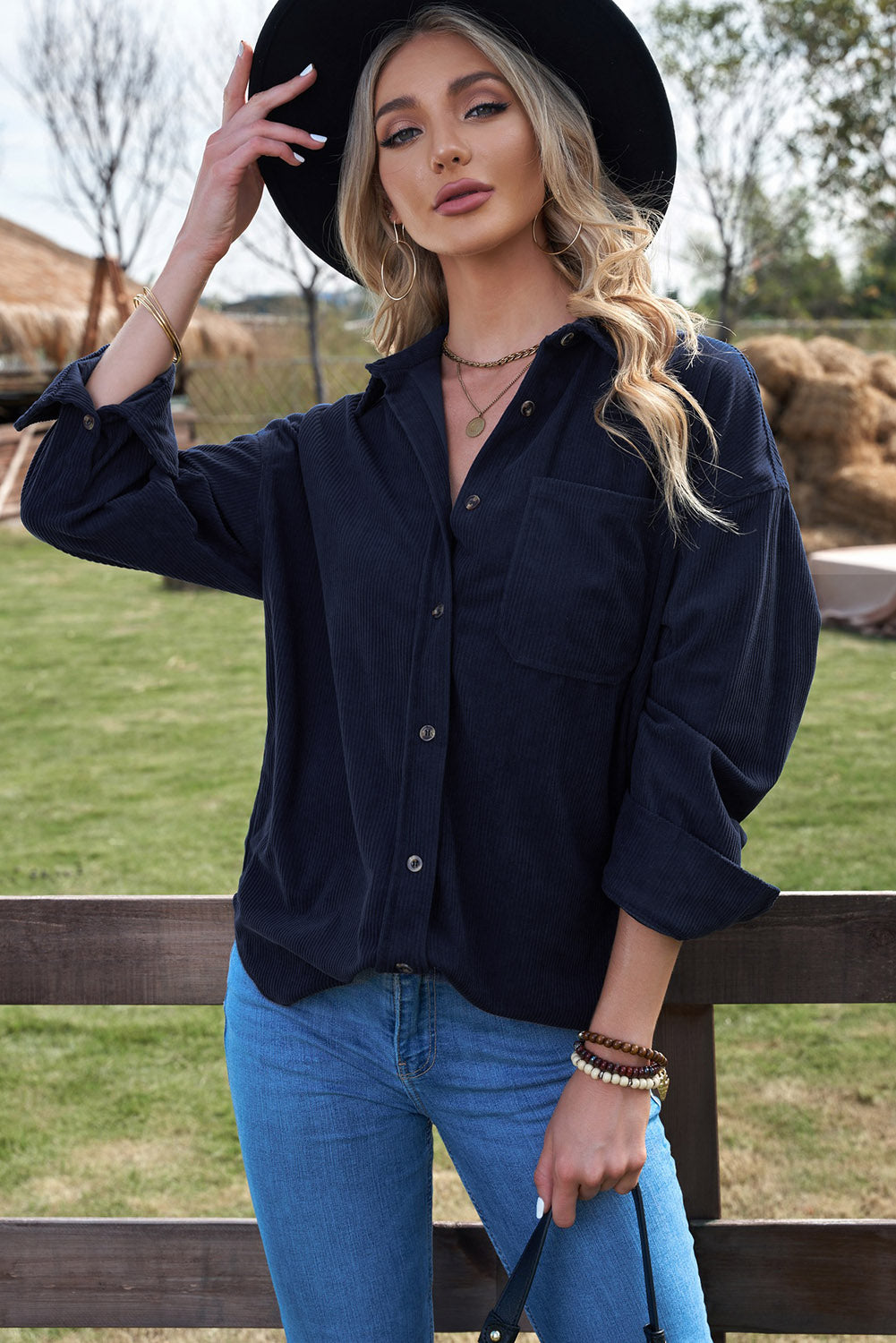 Chemise gris clair à poche boutonnée en velours côtelé