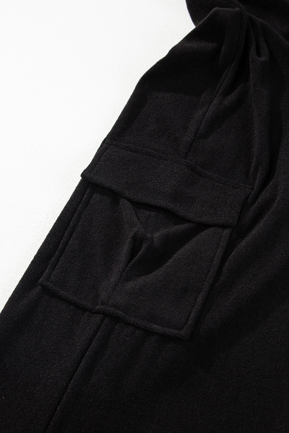 Tenue de gilet sans manches à col haut noir et pantalon cargo