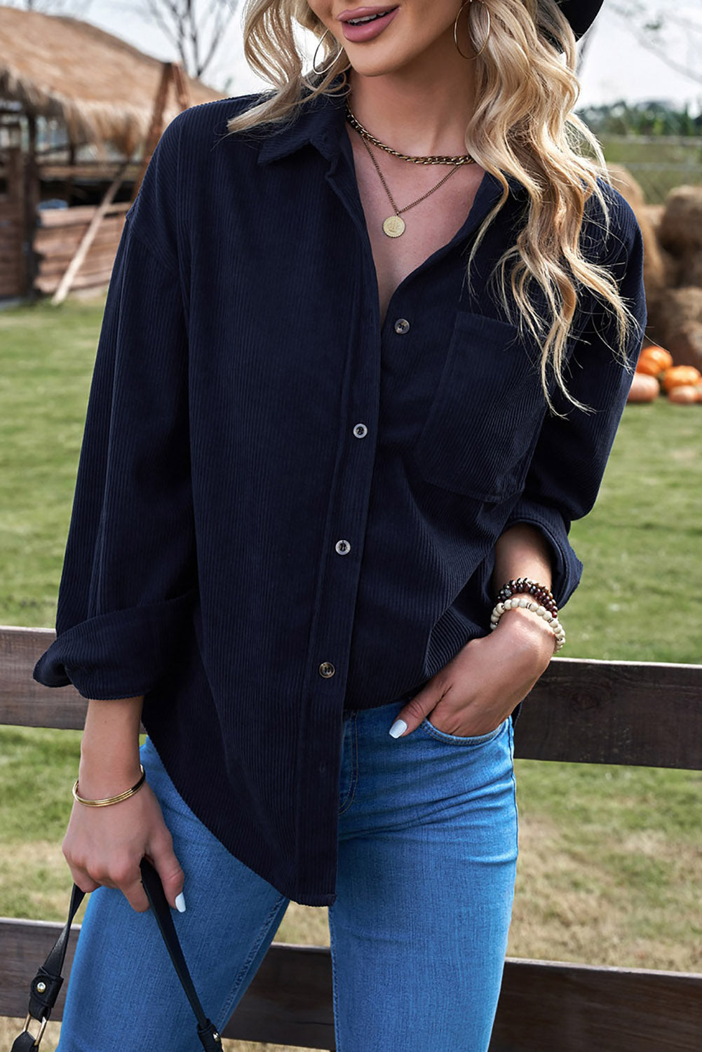 Chemise gris clair à poche boutonnée en velours côtelé