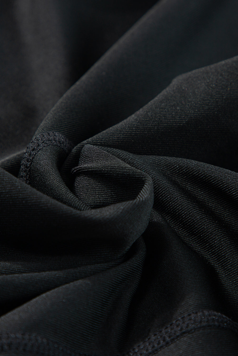 Combinaison de sport noire taille haute, dos nu, poches latérales