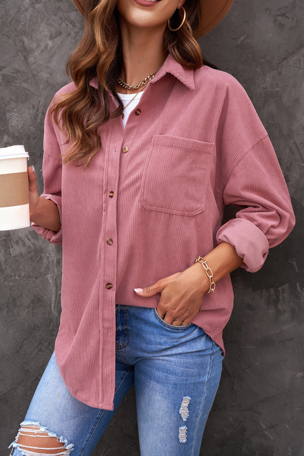 Chemise gris clair à poche boutonnée en velours côtelé