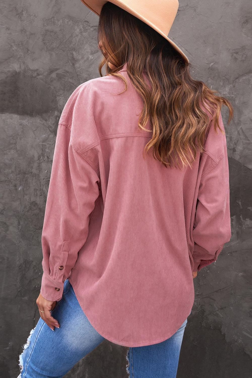 Chemise gris clair à poche boutonnée en velours côtelé