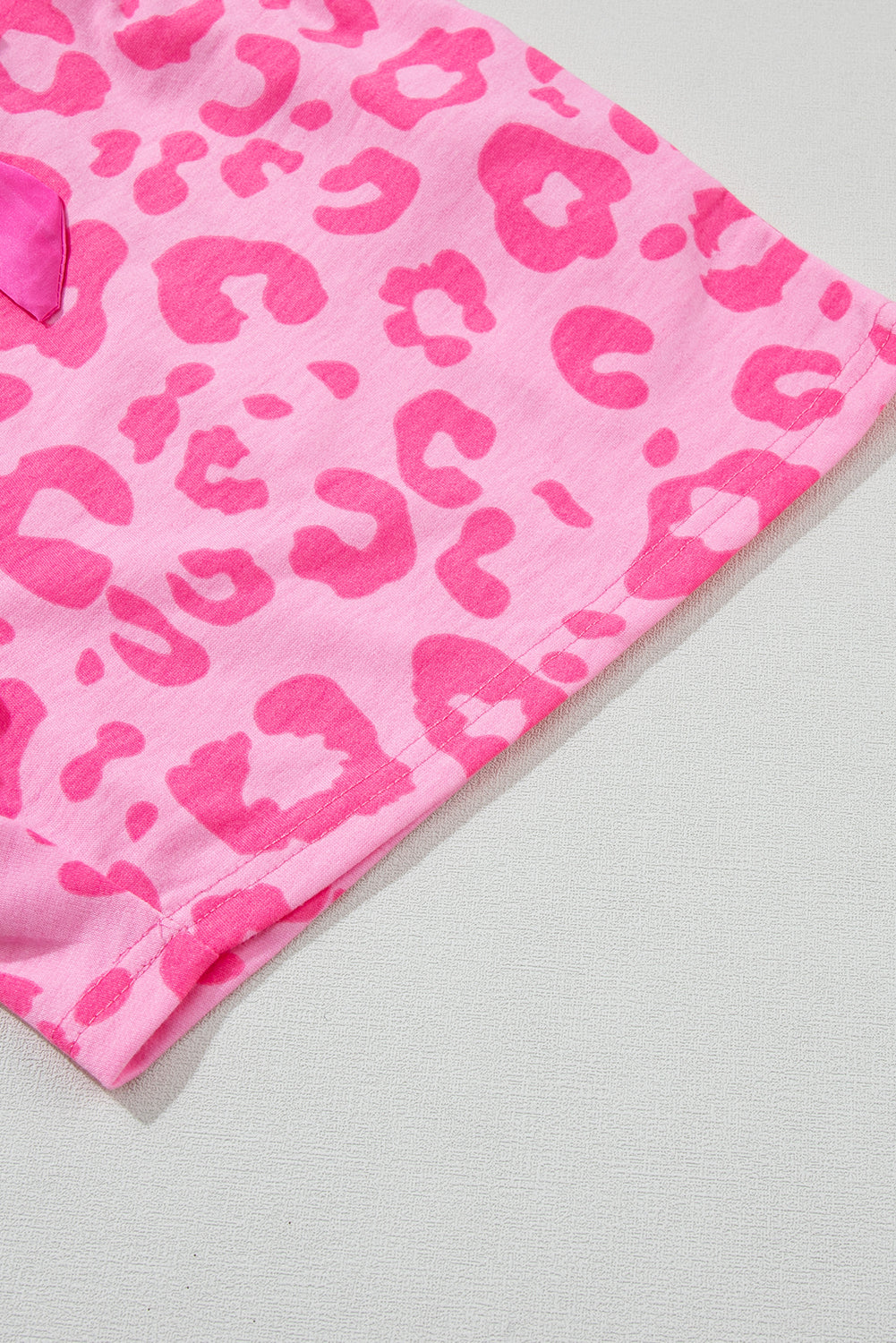 Conjunto Lounge com camiseta rosa com estampa de leopardo e shorts com gravata de cetim