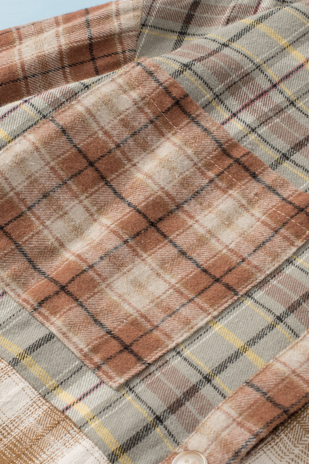Chemise décontractée à bords bruts et patchwork à carreaux multiples marron