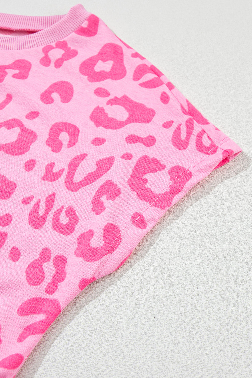 Conjunto Lounge com camiseta rosa com estampa de leopardo e shorts com gravata de cetim