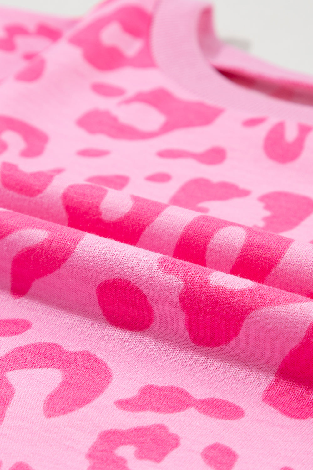 Conjunto Lounge com camiseta rosa com estampa de leopardo e shorts com gravata de cetim