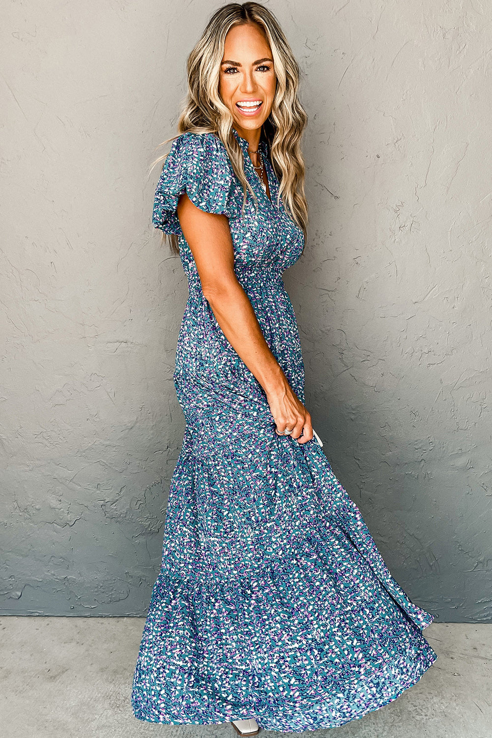Robe longue bleue imprimée à col en V et froncée à manches courtes bouffantes
