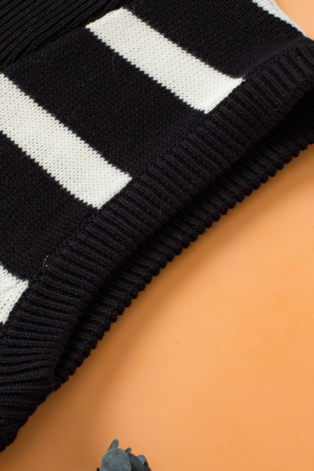 Débardeur en tricot à col zippé et rayures noires