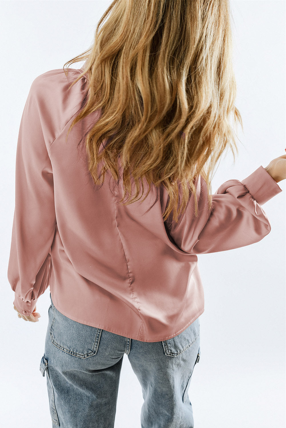 Blouse en satin rose torsadée à col haut et manches bouffantes