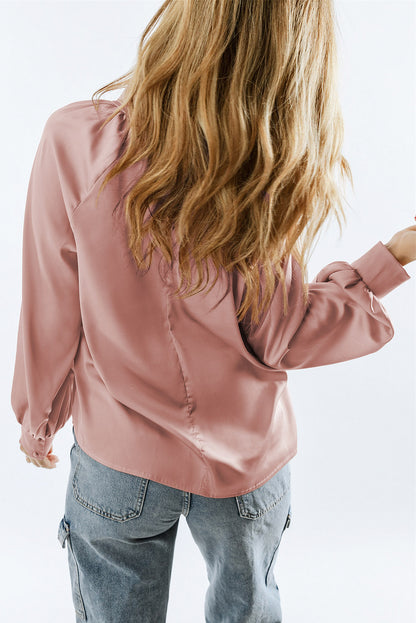 Blouse en satin rose torsadée à col haut et manches bouffantes