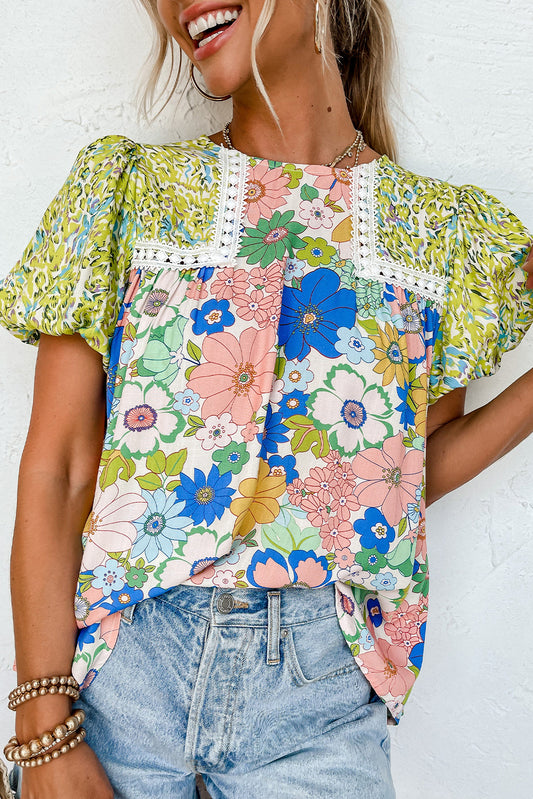 Blusa com estampa floral mista de manga bolha verde com acabamento em renda