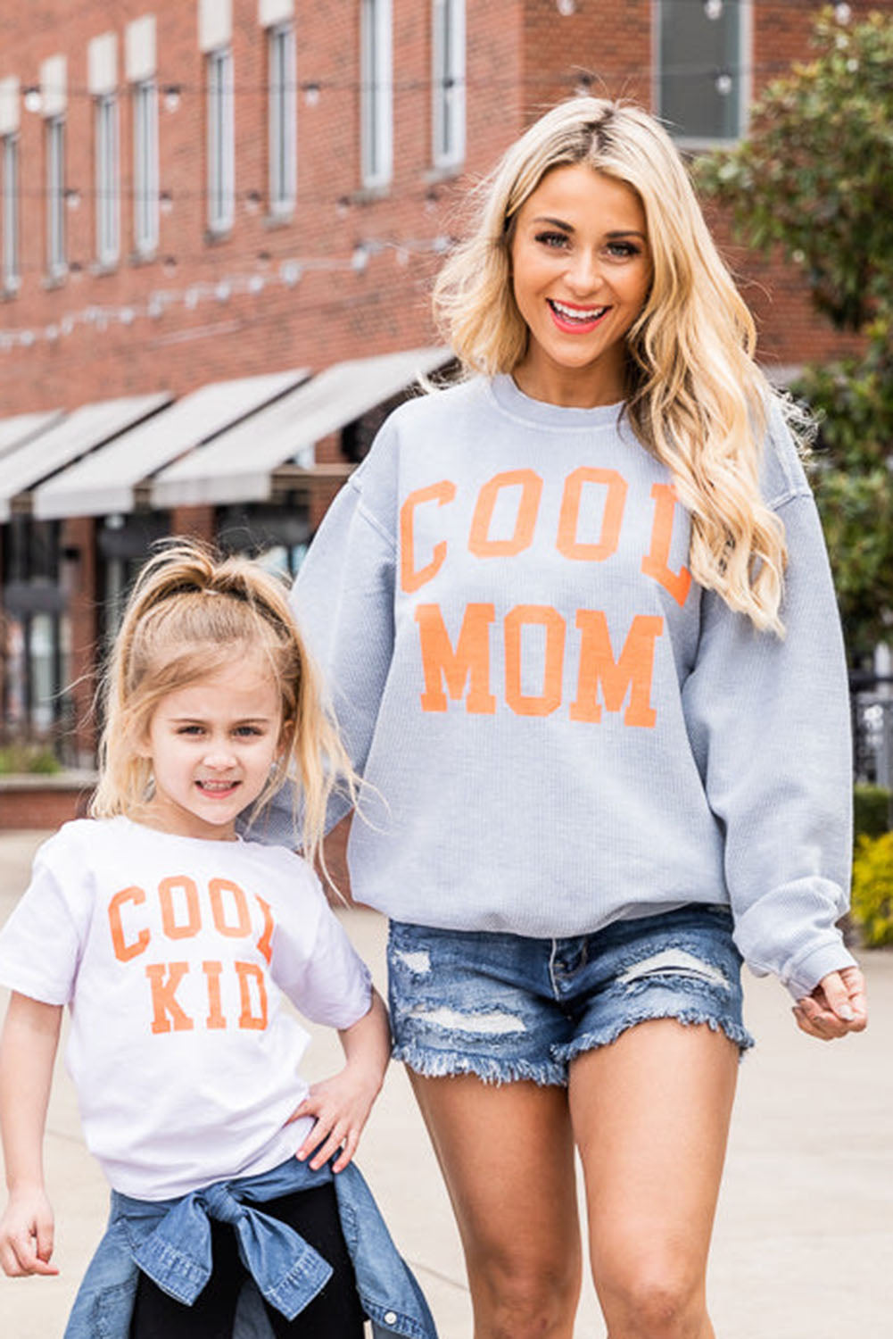 Moletom cinza Cool Mom com estampa gráfica e cordão