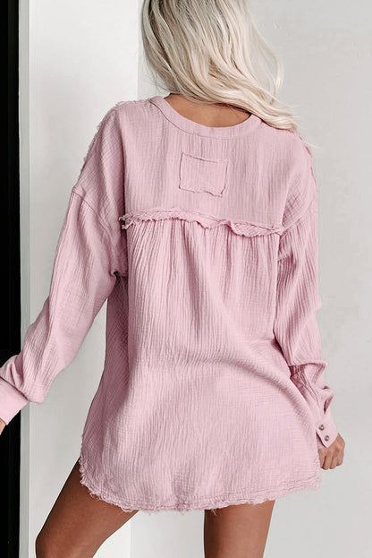 Top Henley com manga comprida rosa enrugado e desgastado