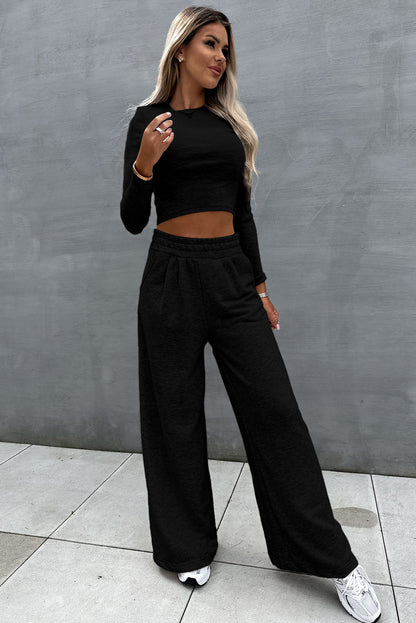 Conjunto de duas peças com top preto e calça larga