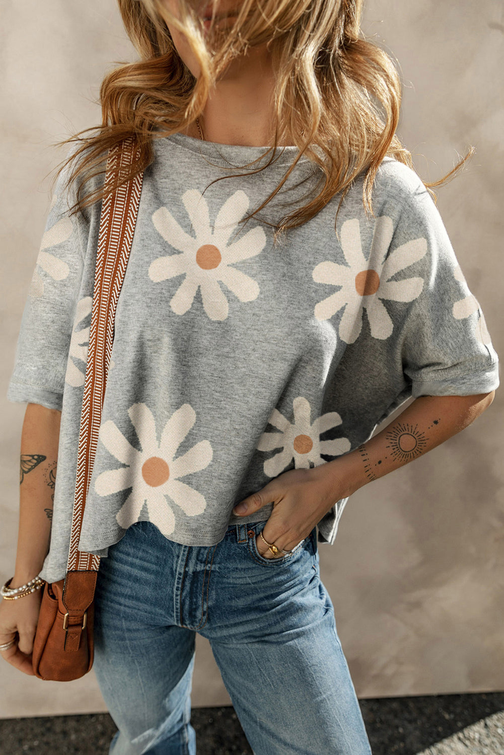 Camiseta casual estampada com flor margarida cinza