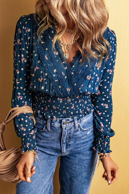 Blusa de manga comprida floral com acabamento em renda azul e decote em V