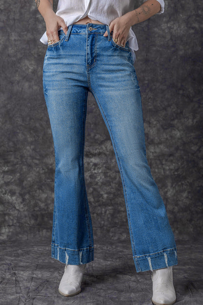 Calça jeans flare azul celeste levemente desgastada com lavagem média