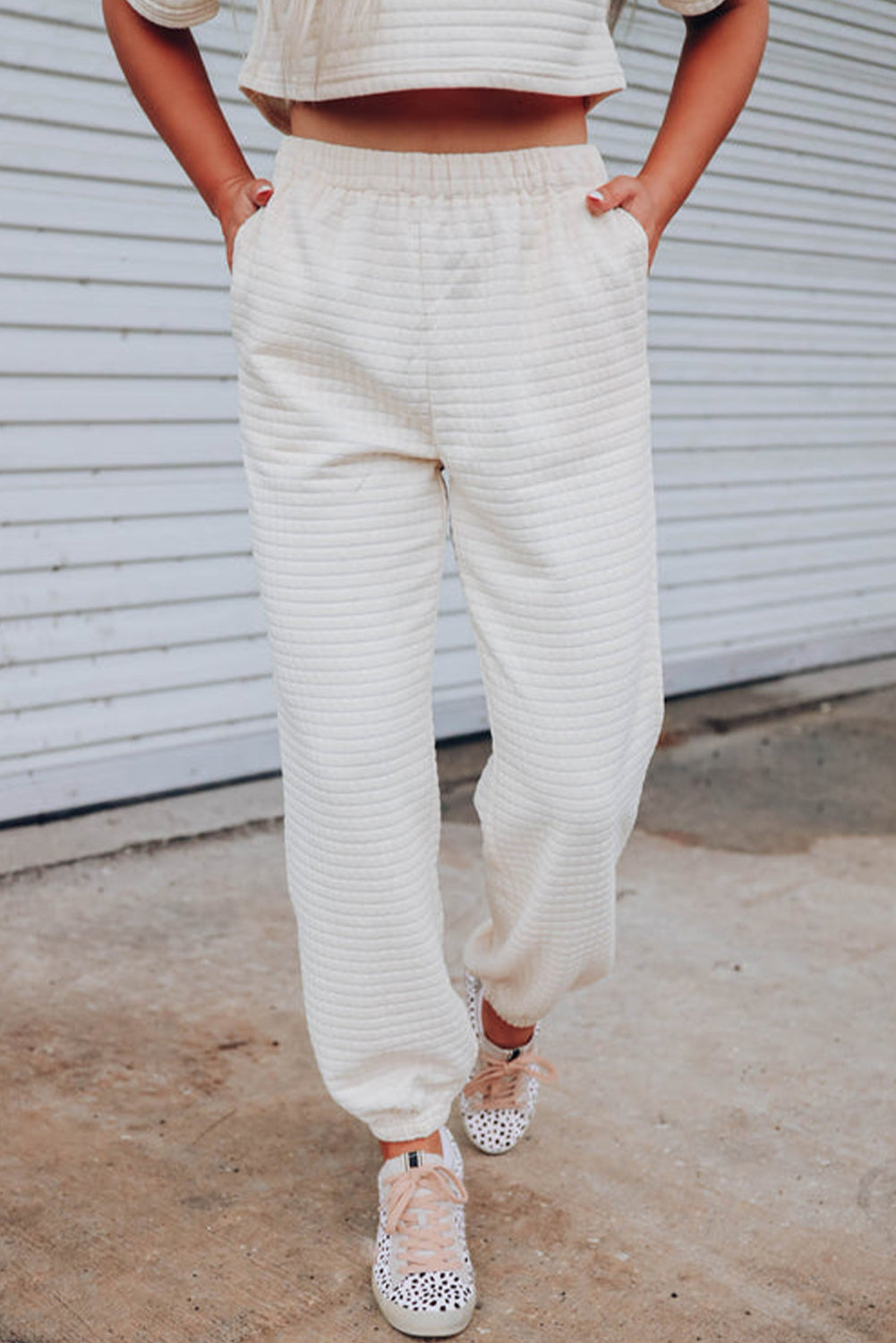 Ensemble t-shirt court texturé en treillis rouge rose et pantalon de jogging