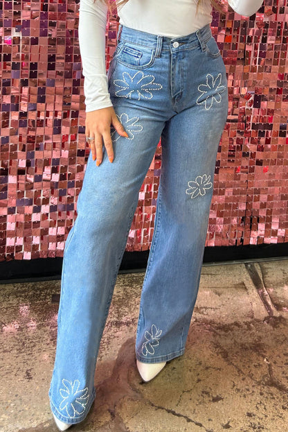 Jeans de perna larga com decoração floral azul claro com strass e cintura alta