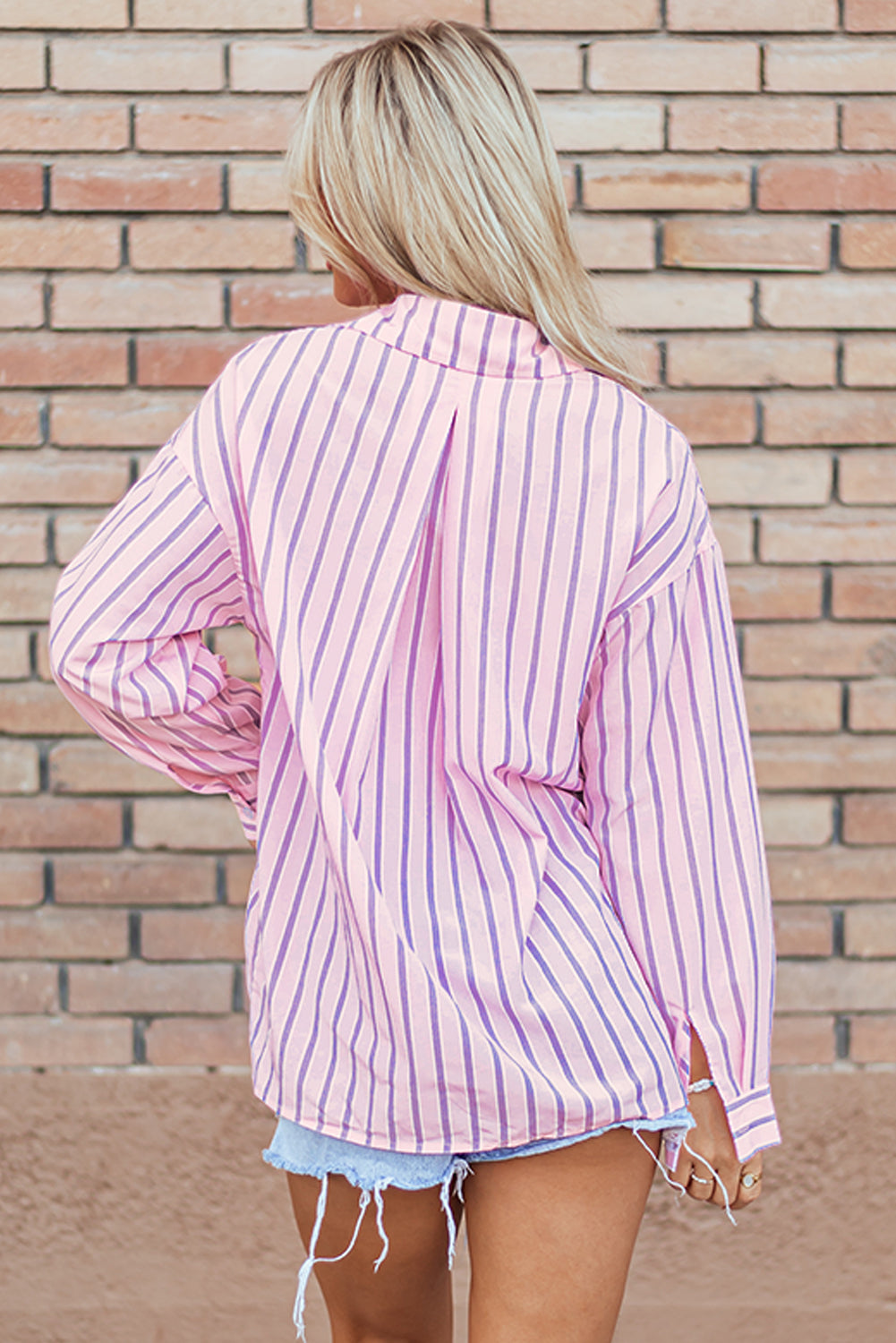 Camisa casual listrada rosa com bolso no peito