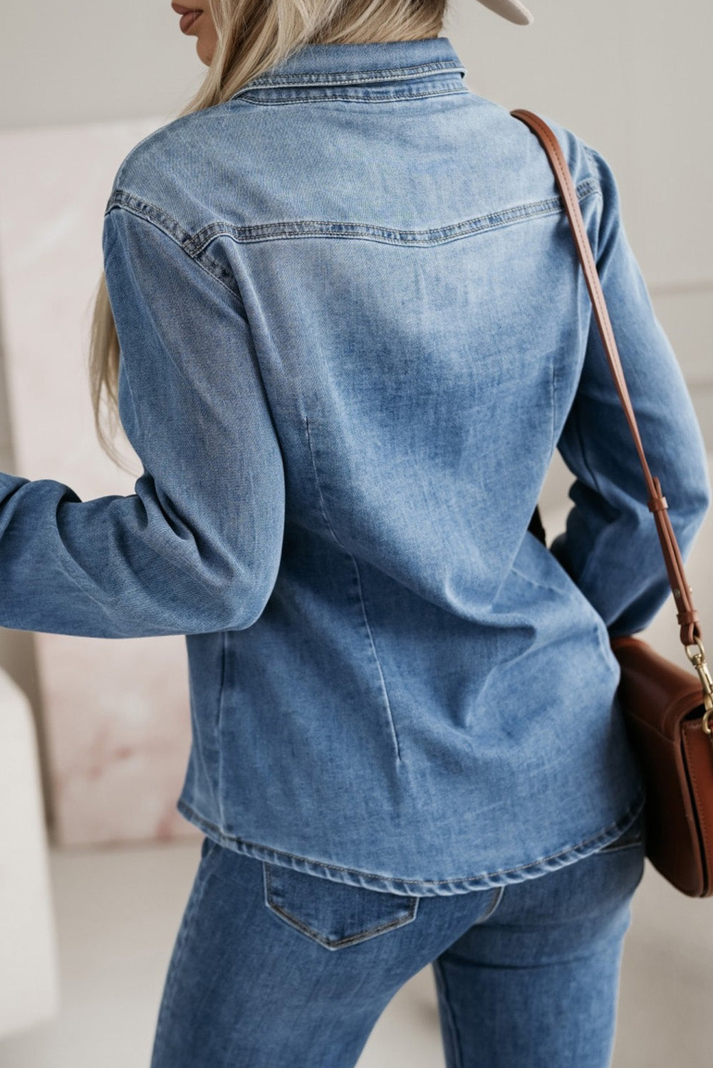 Camisa jeans justa com botões e bolsos azuis crepusculares