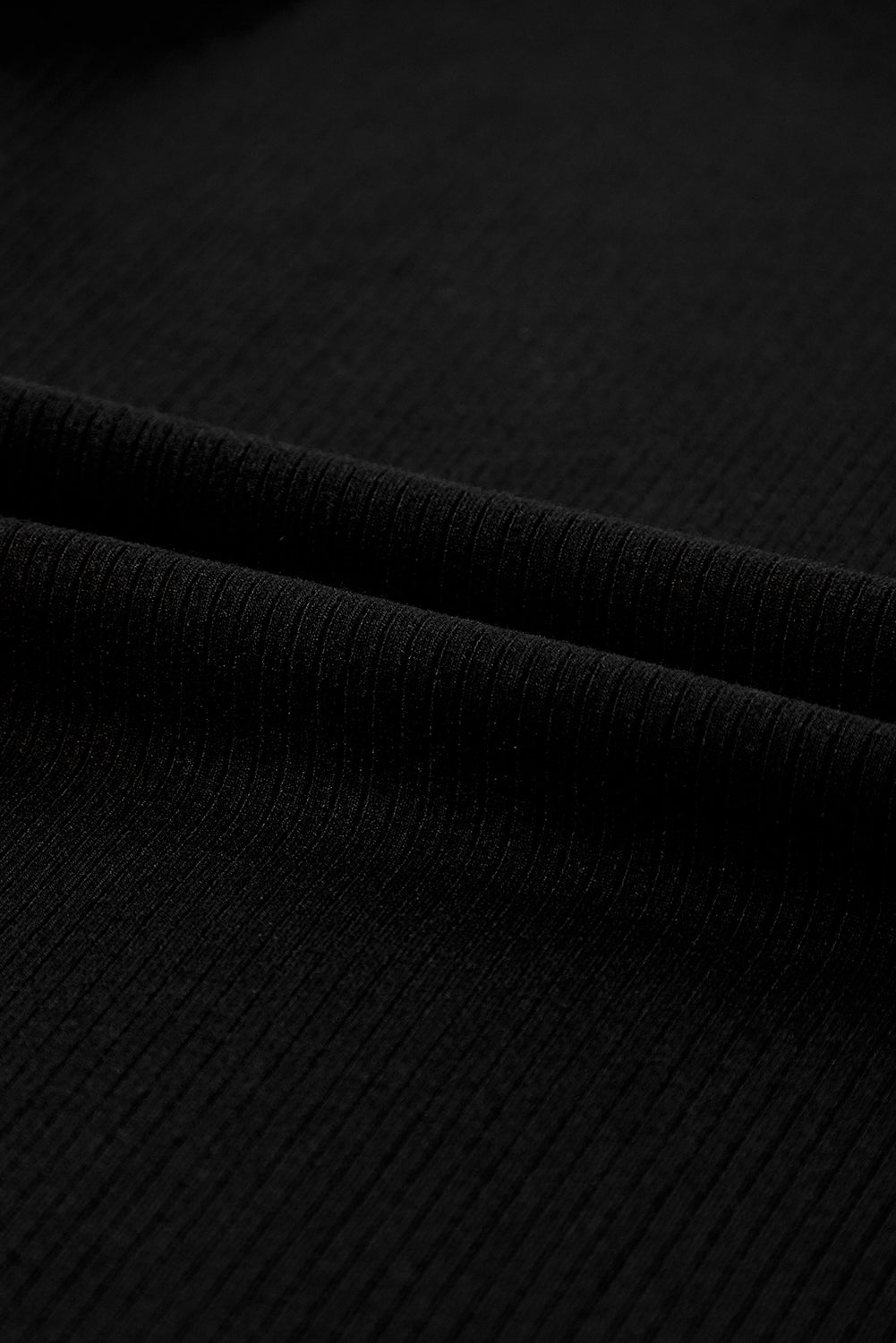 T-shirt côtelé noir à manches en maille rayée et col rond