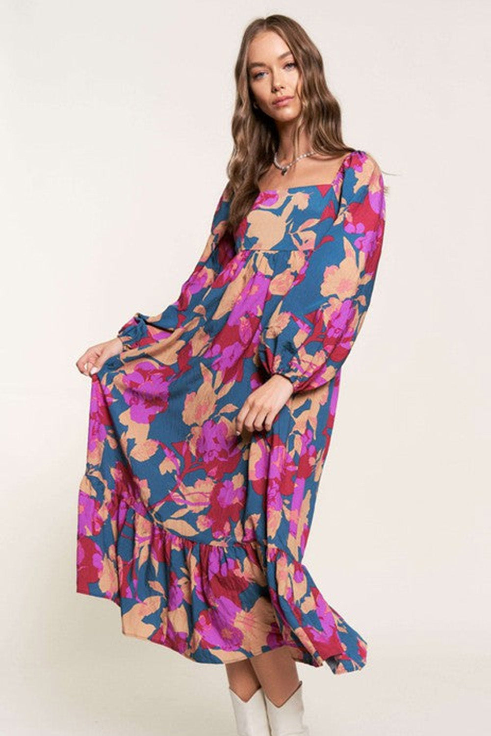 Vestido multicolorido com estampa floral e decote quadrado com babados e cintura alta