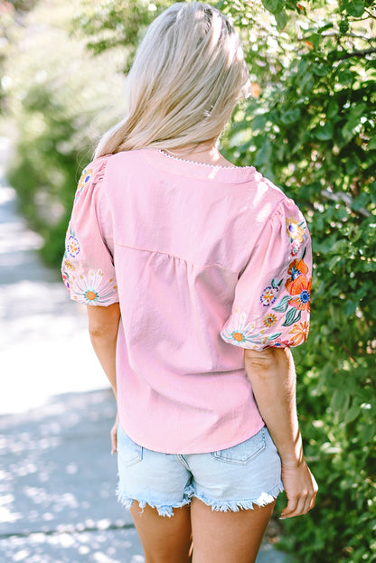 Chemisier rose à col fendu et manches bouffantes brodées de fleurs