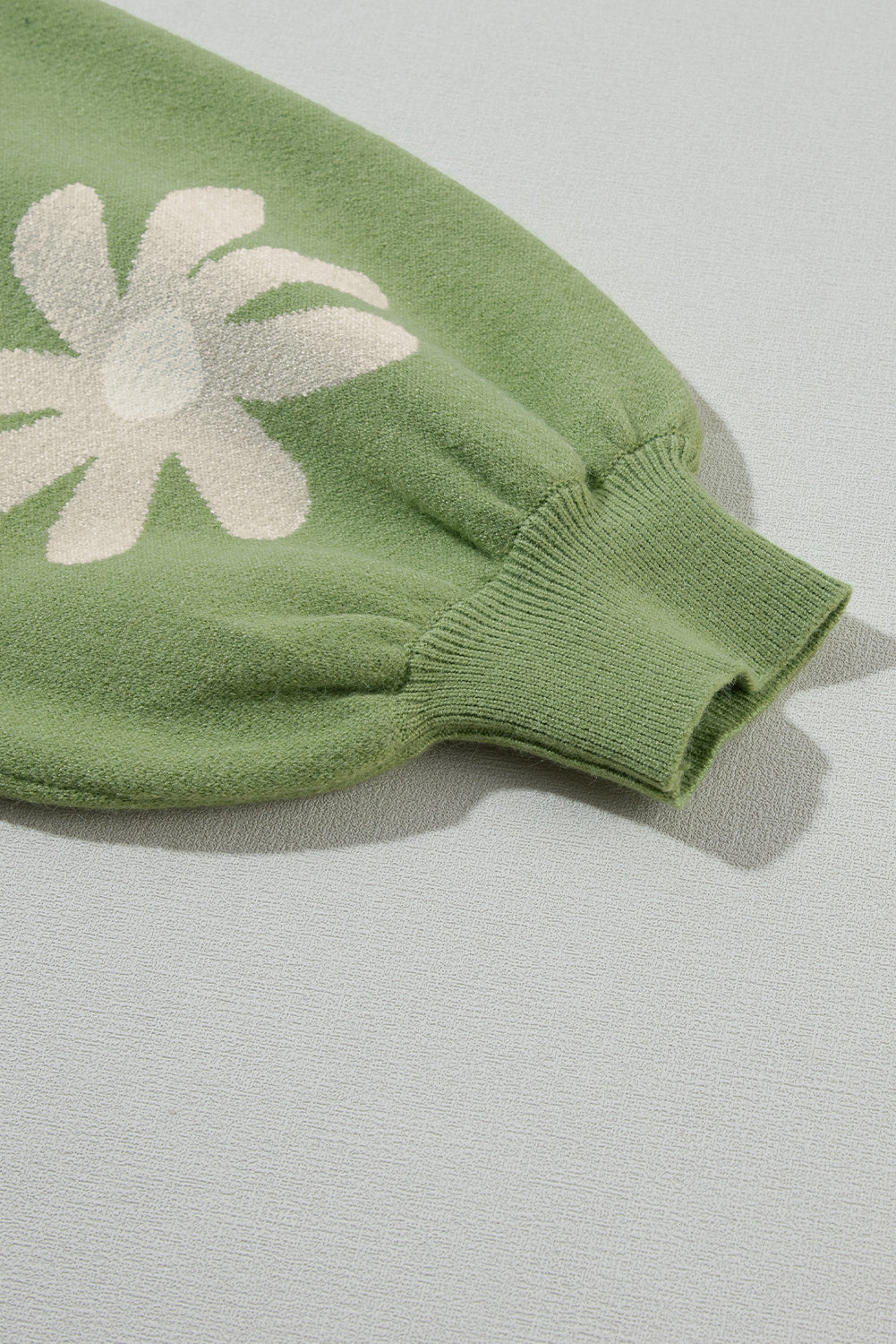 Conjunto de suéter e shorts de malha com manga bolha com estampa de flor verde