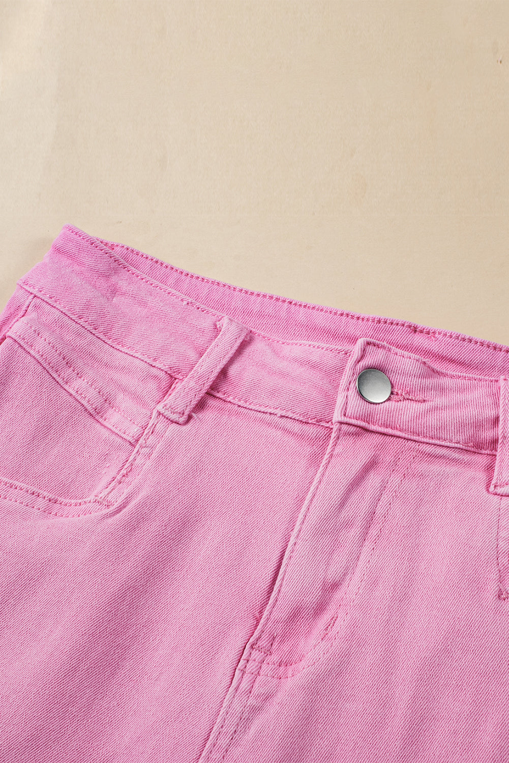 Shorts jeans de cintura média com borda desgastada rosa