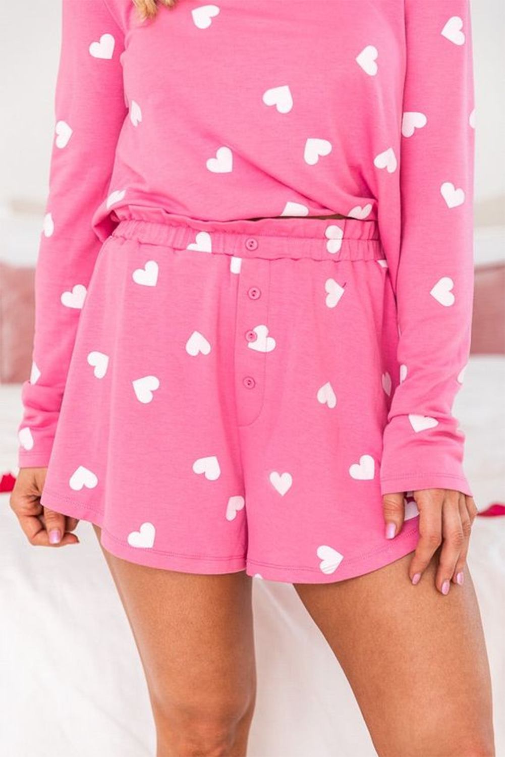 Conjunto de camiseta e shorts de manga comprida com estampa de coração rosa dos namorados