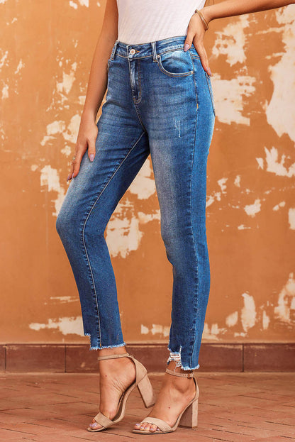 Jeans skinny azul com bainha crua até o tornozelo